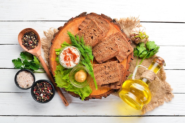 Różnorodne potrawy na drewnianym stole